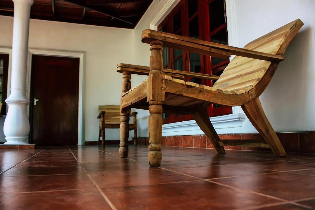 Benjohostel Katunayake 2*,